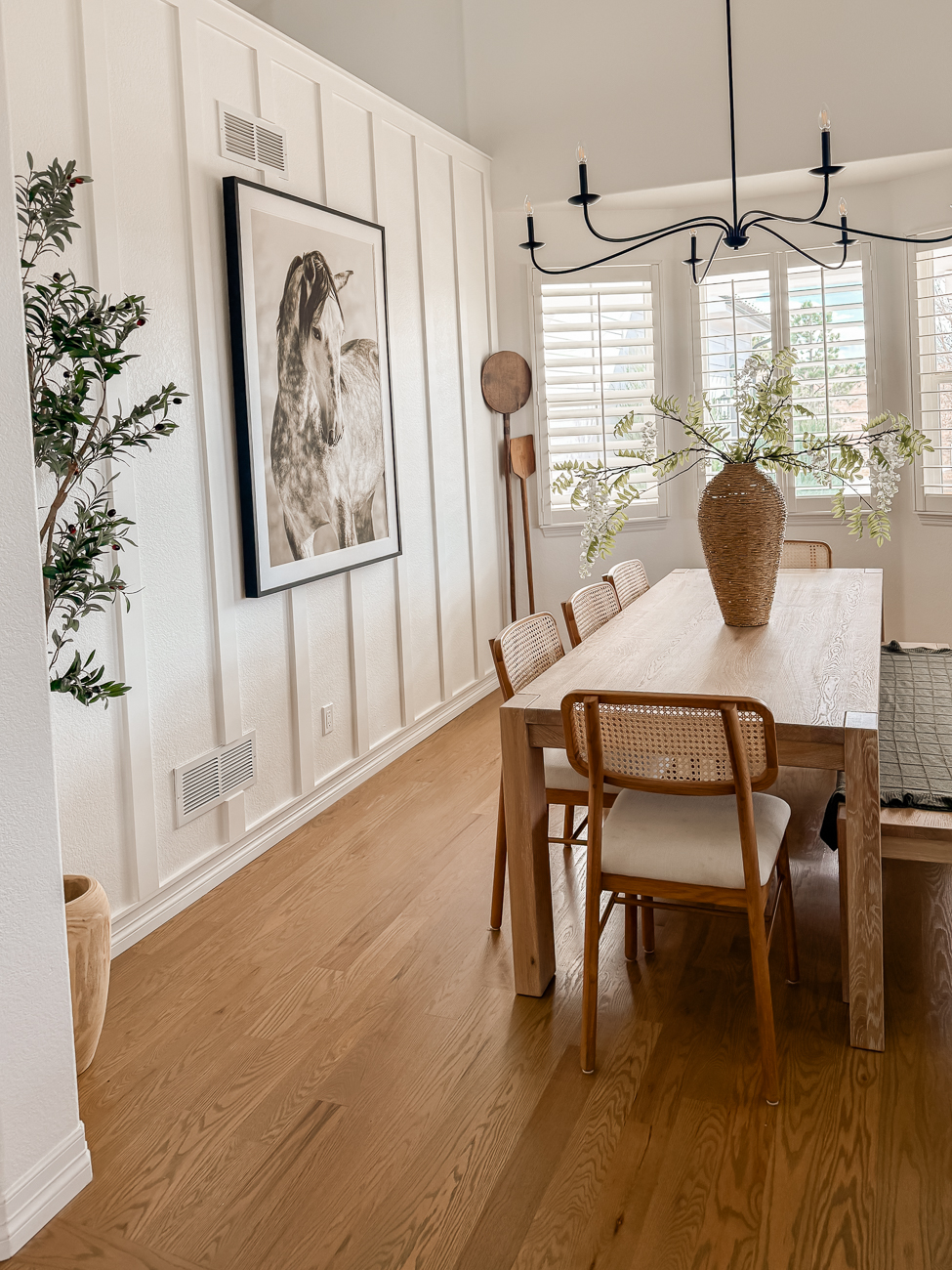 Modern farmhouse dining room.